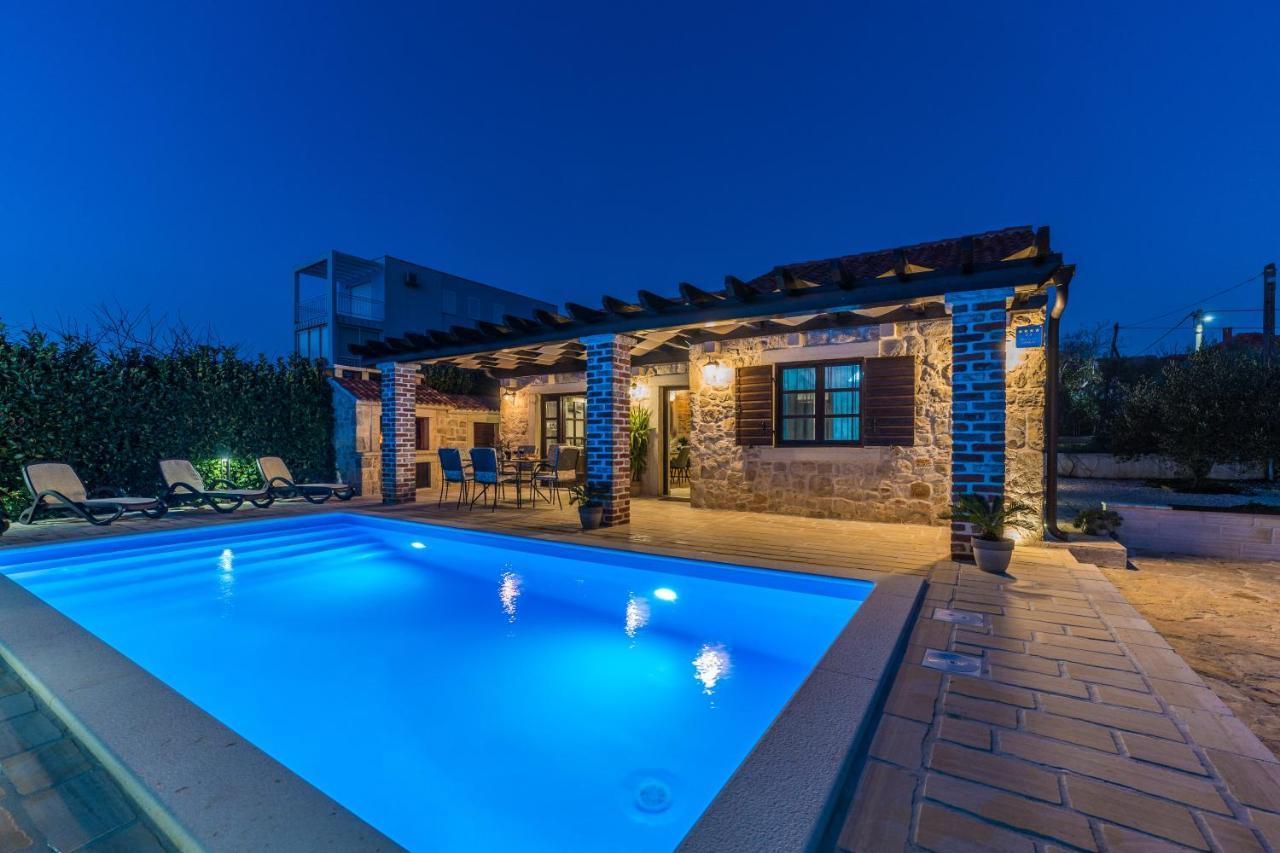 Holiday Home Sandra Sukosan Exterior photo