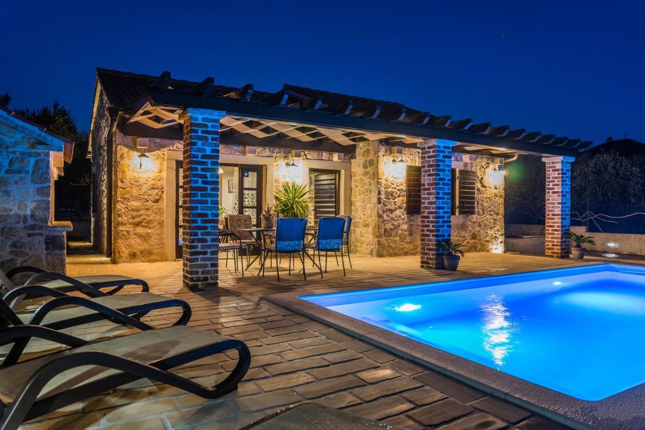 Holiday Home Sandra Sukosan Exterior photo
