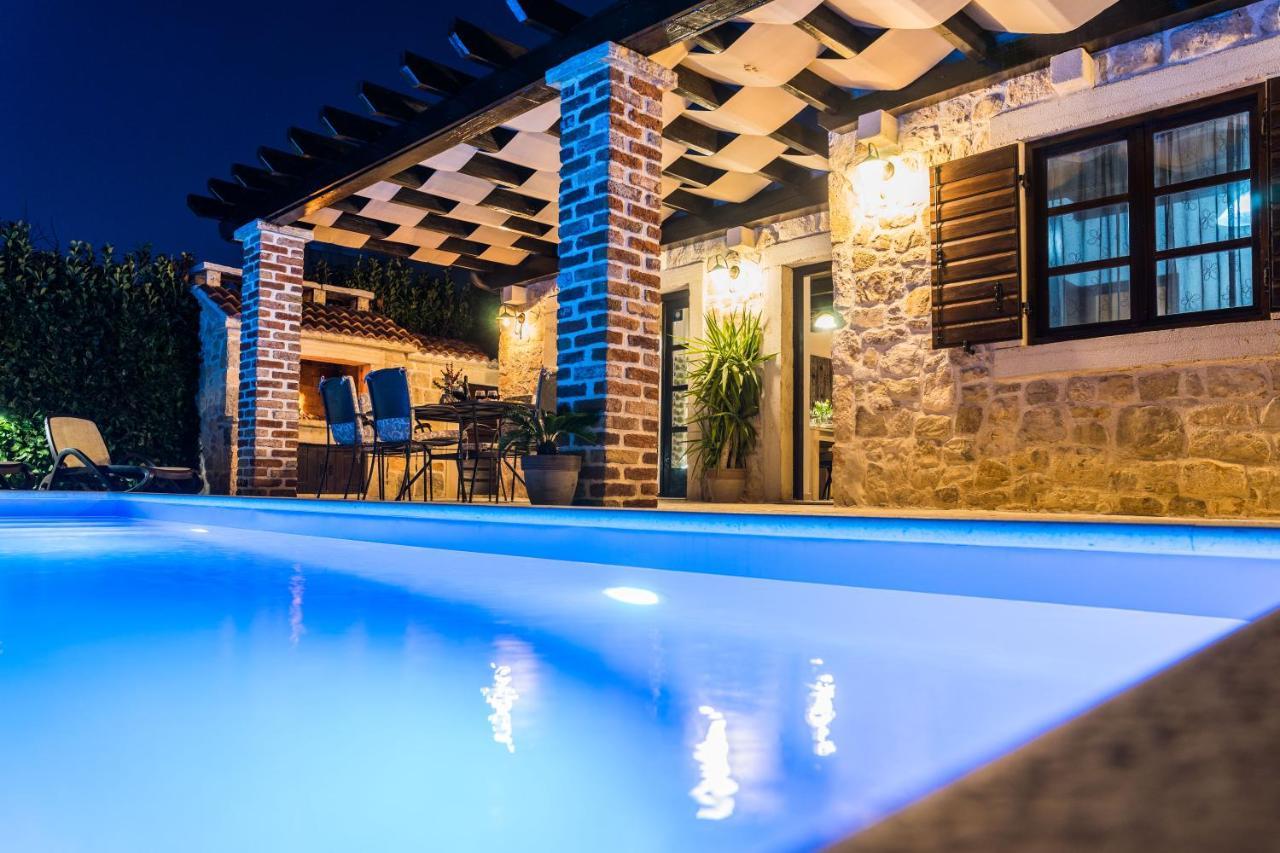 Holiday Home Sandra Sukosan Exterior photo