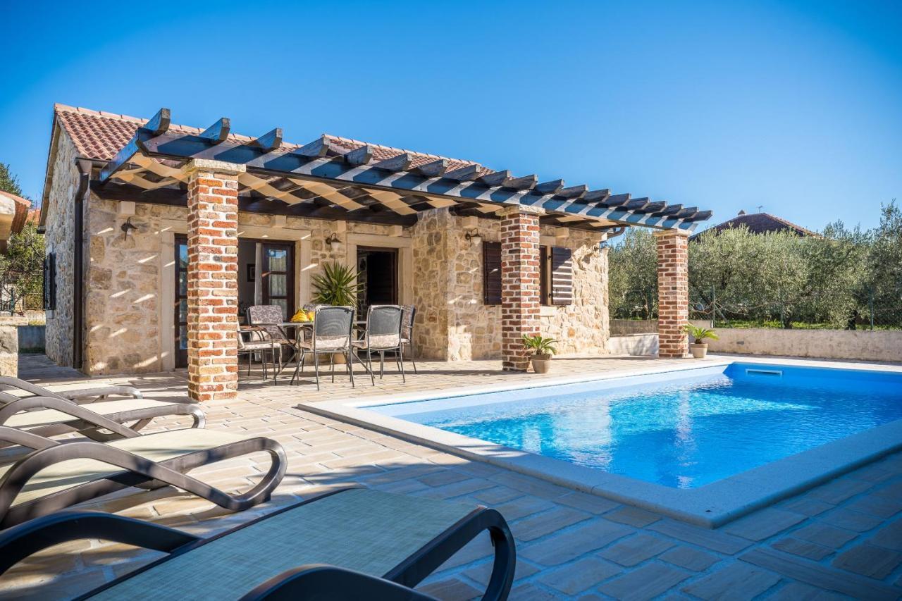 Holiday Home Sandra Sukosan Exterior photo