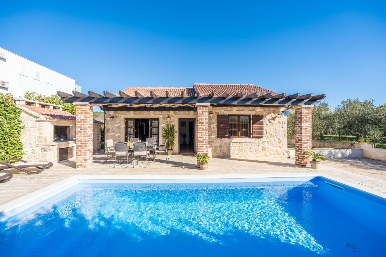 Holiday Home Sandra Sukosan Exterior photo