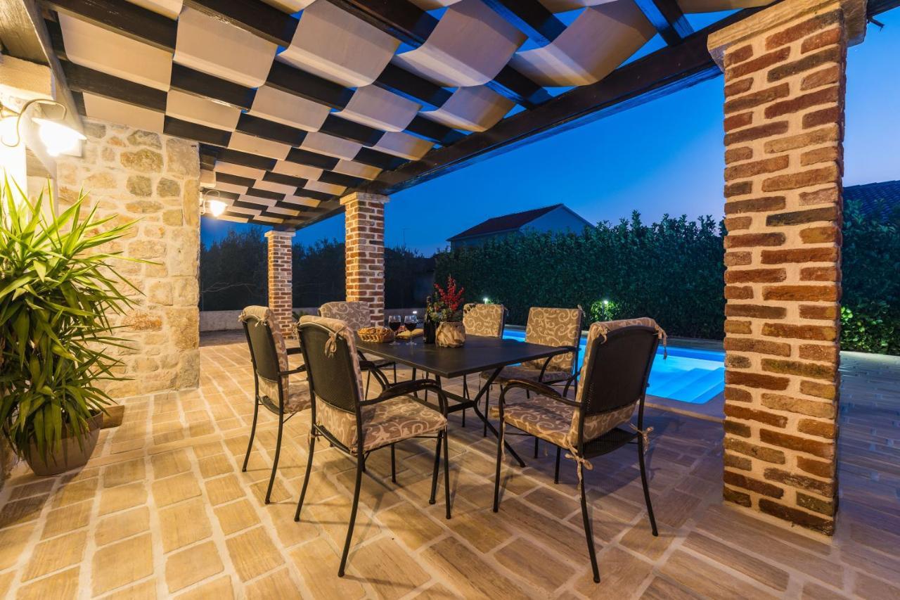 Holiday Home Sandra Sukosan Exterior photo