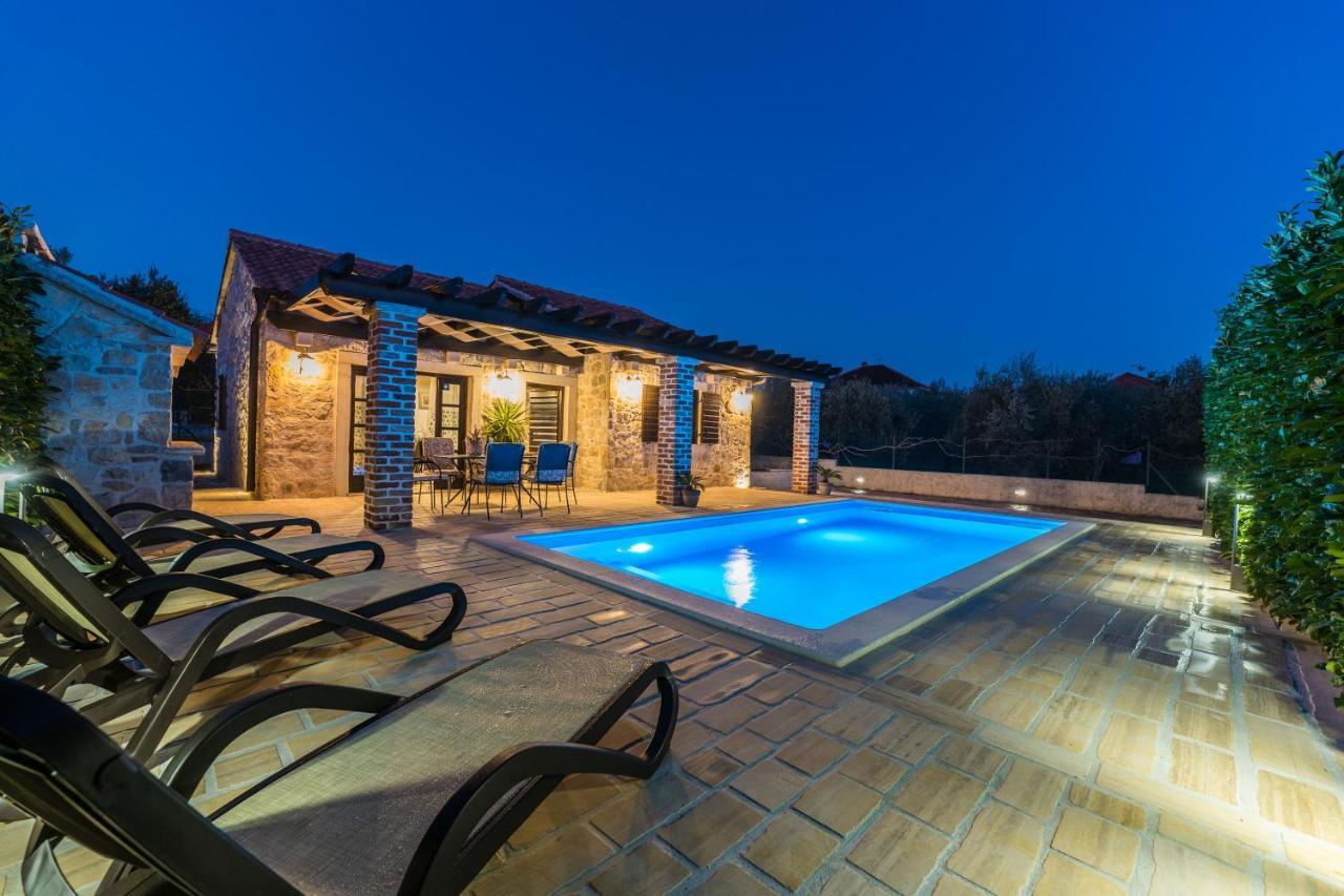 Holiday Home Sandra Sukosan Exterior photo