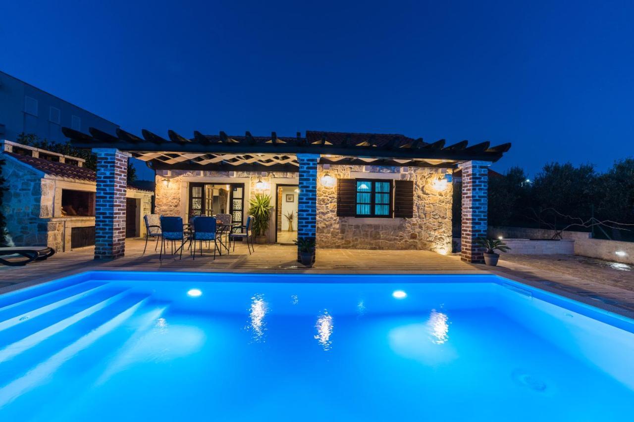 Holiday Home Sandra Sukosan Exterior photo