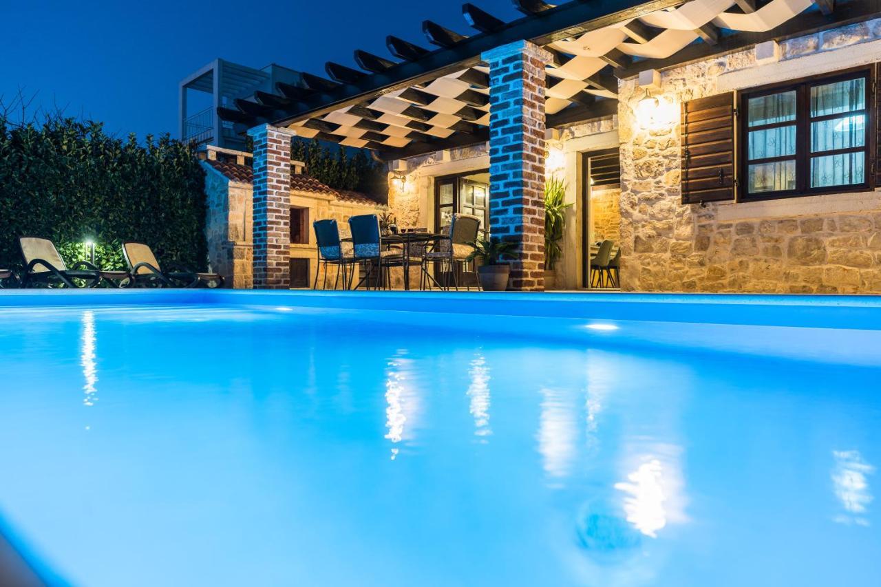 Holiday Home Sandra Sukosan Exterior photo