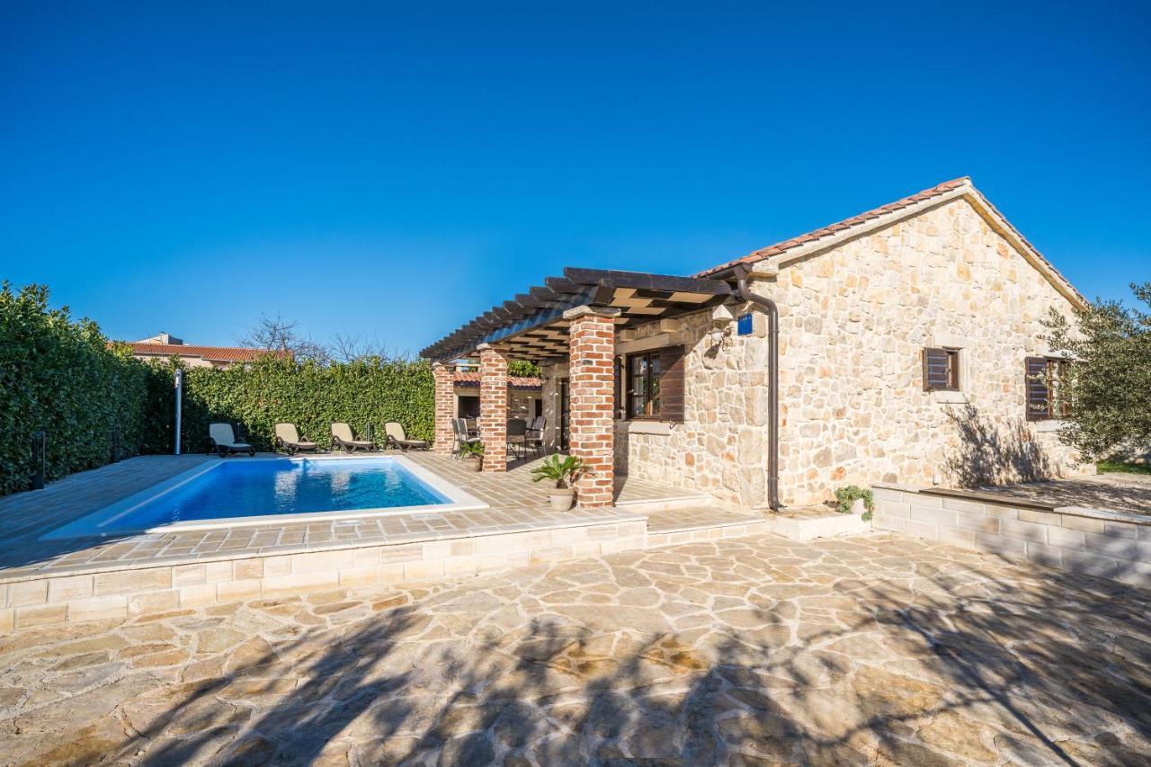 Holiday Home Sandra Sukosan Exterior photo